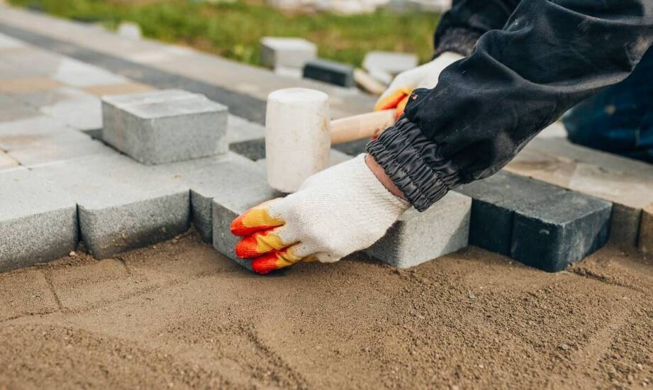 Jak układać tłuczeń granitowy, aby stworzyć stabilną nawierzchnię?
