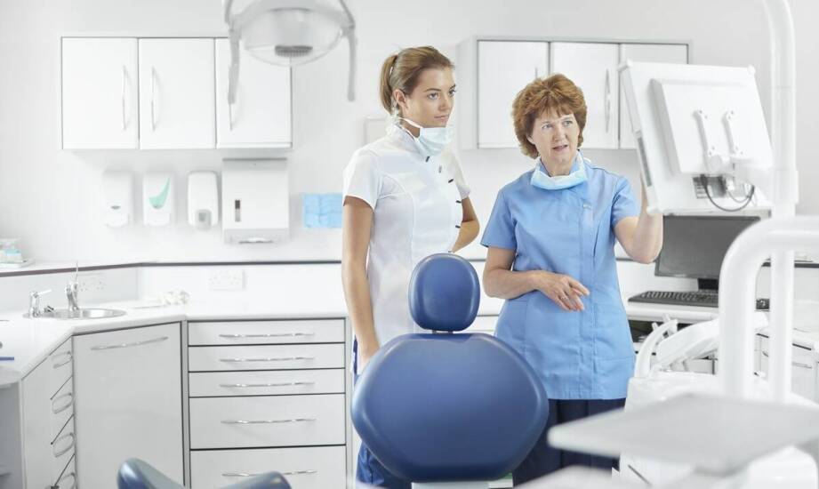 W jaki sposób konsultacja stomatologiczna pomaga w planowaniu zabiegu wszczepienia implantów zębowych?