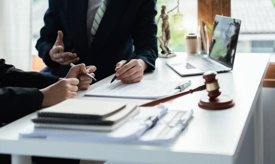 Jakie korzyści płyną z konsultacji z prawnikiem przy tworzeniu umów handlowych związanych z ZUS?