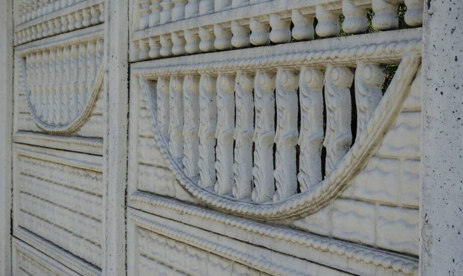 Parapety z marmuru i granitu – funkcjonalność i estetyka w jednym