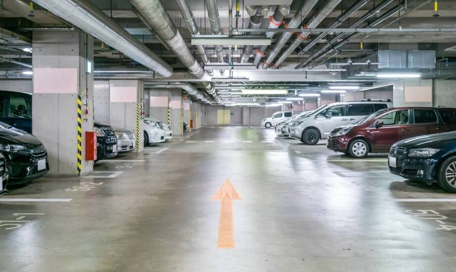Jak halogen ledowy 100W poprawia bezpieczeństwo na parkingach?