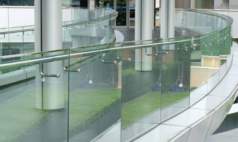 Jakie cechy parapetów ceramicznych wpływają na łatwość ich montażu?