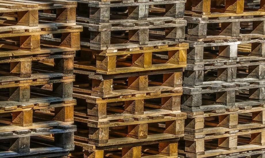 Jakie czynniki decydują o wyborze producenta palet drewnianych?