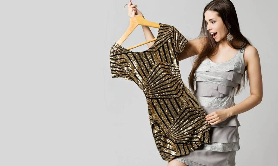 Elegancka mała czarna midi z błyszczącymi dodatkami – stylizacje na karnawał