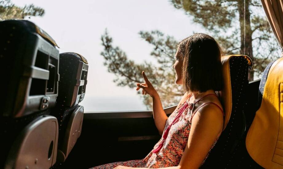 Wynajem busów premium: jak nowoczesne multimedia uatrakcyjniają podróż?