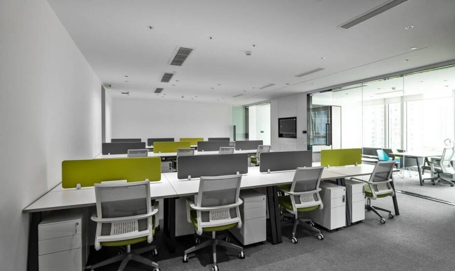 Jak sufit napinany wpływa na komfort użytkowania przestrzeni biurowych?