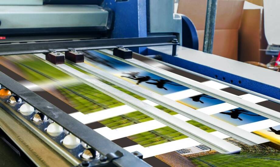 Jakie korzyści przynosi współpraca z małą drukarnią cyfrową przy tworzeniu folderów reklamowych?