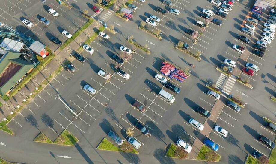 Utwardzona nawierzchnia – dlaczego jest istotna na parkingu?