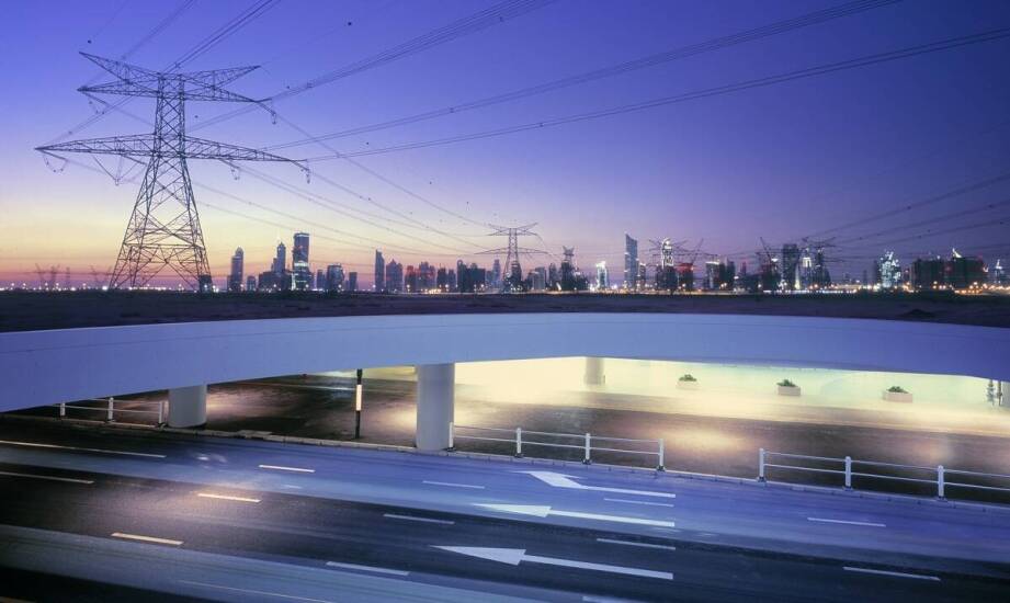 Oświetlenie LED a energooszczędność – zalety lamp obrysowych z kierunkowskazem