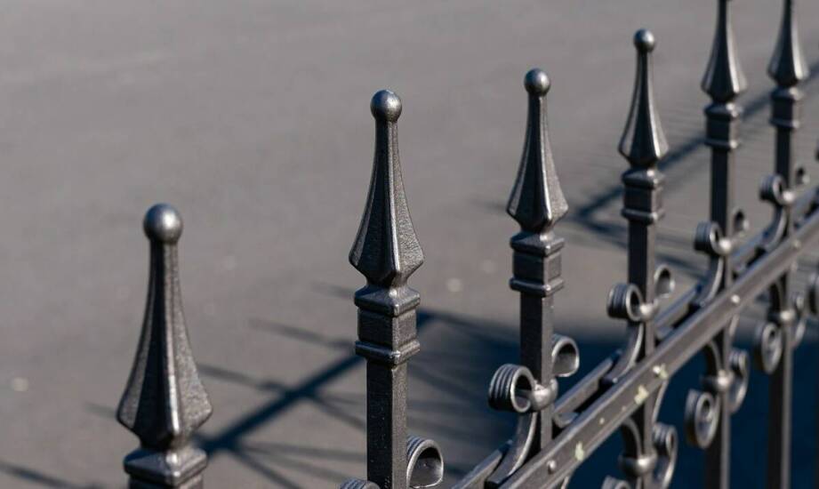 Jakie są korzyści z zastosowania szczebli ogrodzeniowych w przestrzeniach publicznych?