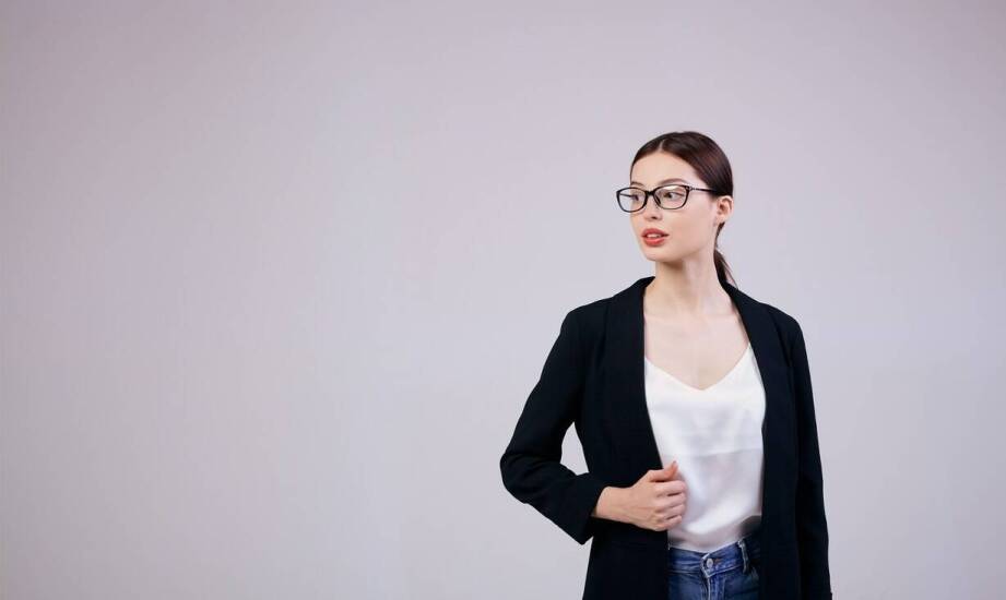 Okulary firmowe jako elegancki dodatek do stylizacji biznesowej