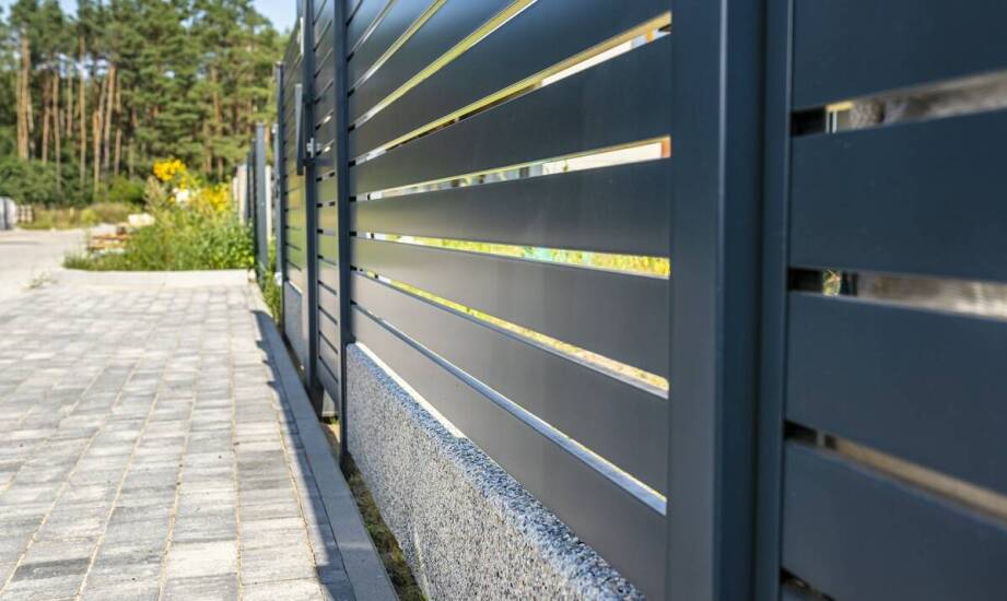 Wybór między ogrodzeniami aluminiowymi a betonowymi – co warto wiedzieć?