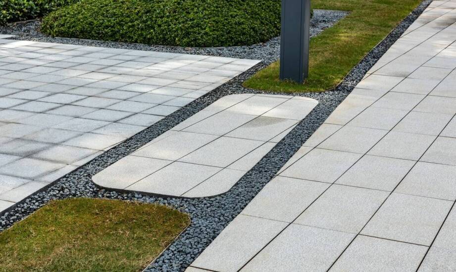 Jakie są zalety stosowania słupków z betonu architektonicznego w miejscach publicznych?