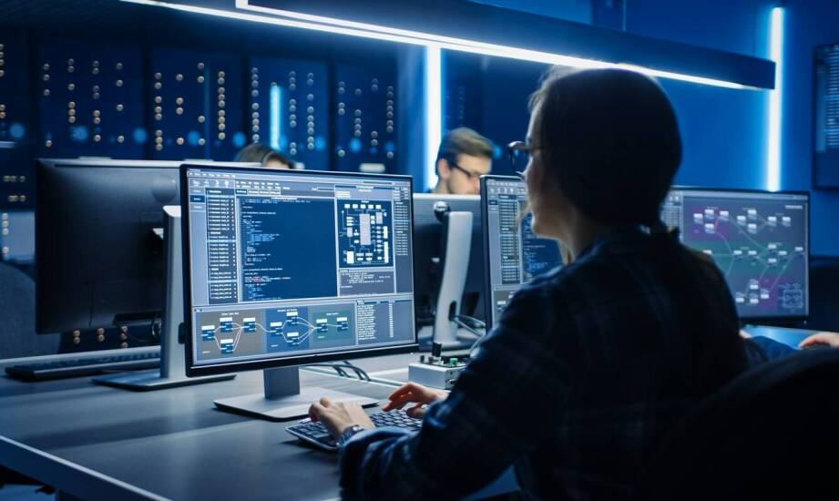 Jak program szkoleniowy CCNA wspiera rozwój umiejętności praktycznych w IT?