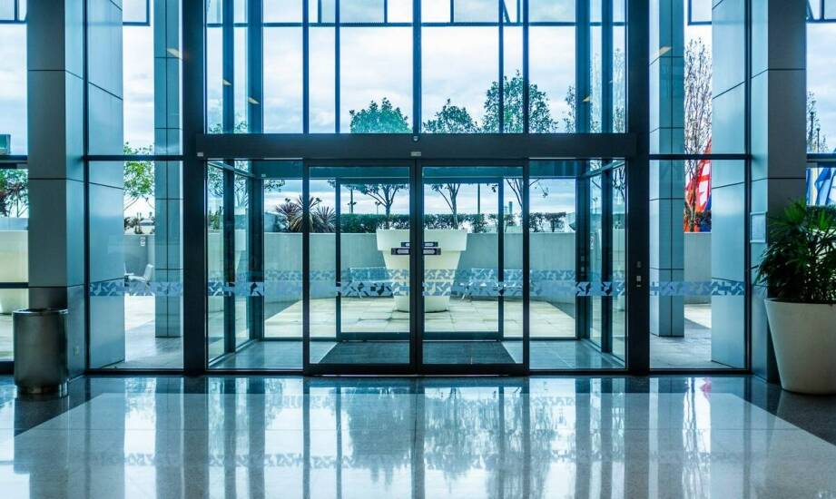 Drzwi automatyczne do domu – bezpieczeństwo i estetyka w jednym