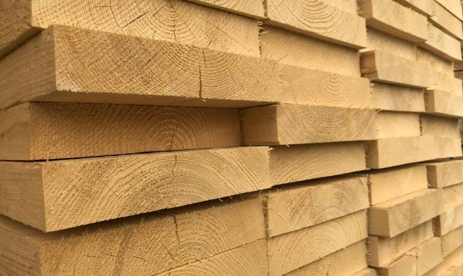 Drewno jako ekologiczny materiał w konstrukcjach dachowych