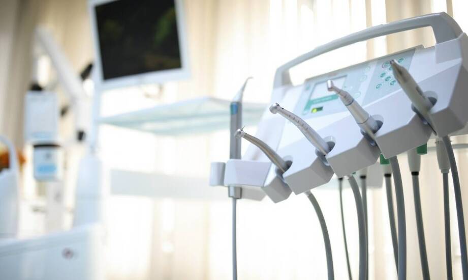 Precyzyjne leczenie kanałowe: jak mikroskopy wspierają endodoncję?