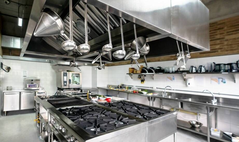 Jak dopasować meble gastronomiczne ze stali nierdzewnej do potrzeb restauracji?