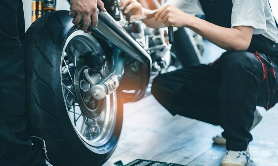 Jak przygotować się do sezonu z motocyklem enduro 250 4T?