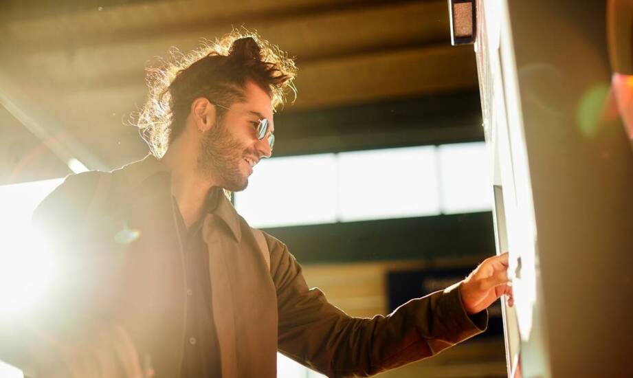 Reklamy LED w transporcie publicznym – jak poprawiają komunikację?