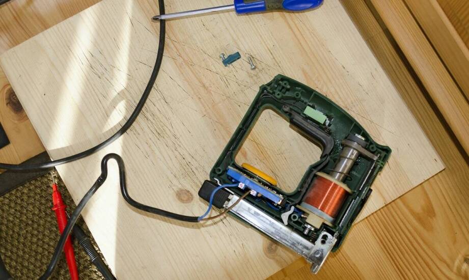 Jakie są najważniejsze funkcje kombinerek w pracy elektryka?