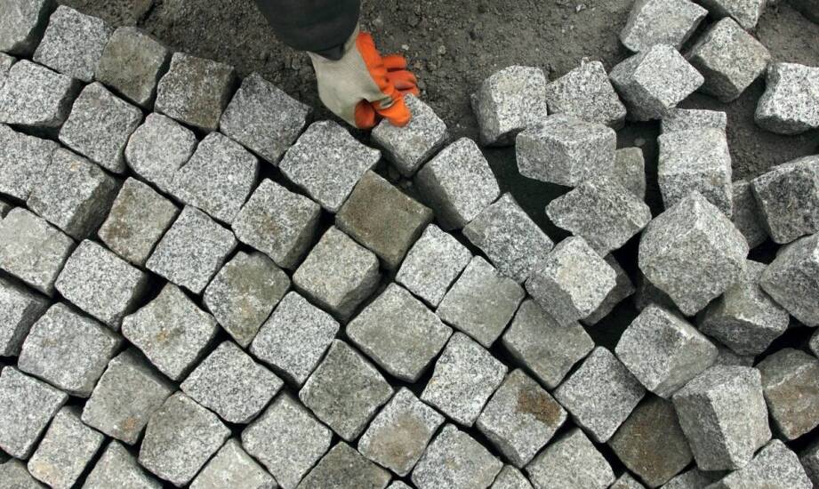 Jak układać kostkę granitową na skomplikowanych powierzchniach?