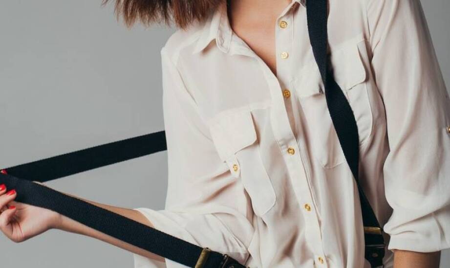 Jak stylizować skórzane spodenki damskie na różne okazje?