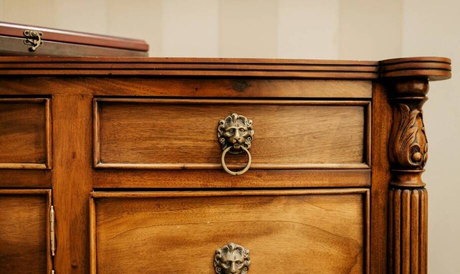 Efektywne metody konserwacji drewnianych elementów meblowych w biurze