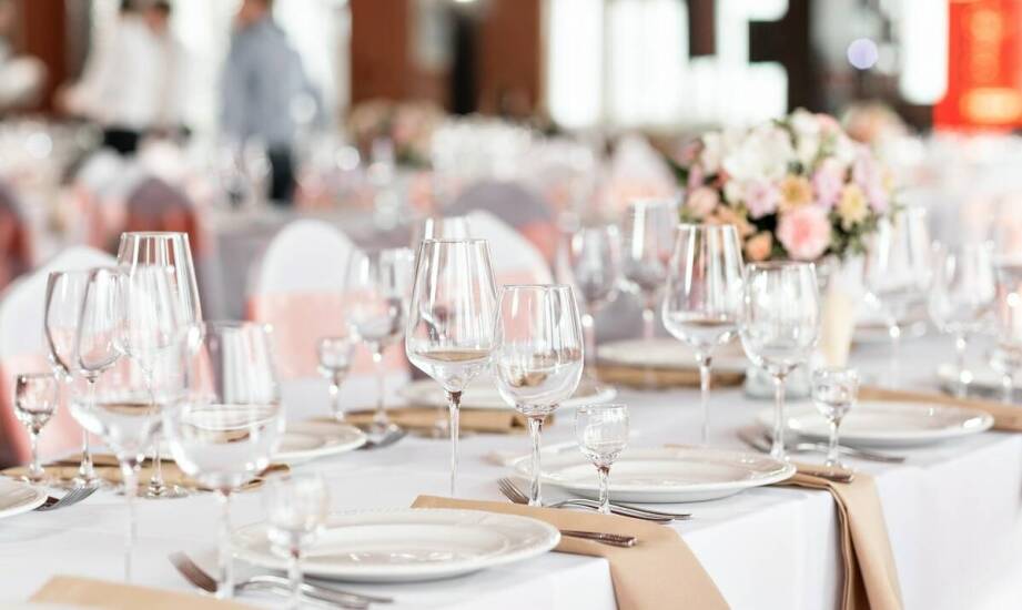Jak catering wpływa na atmosferę wesela – kluczowe aspekty do rozważenia