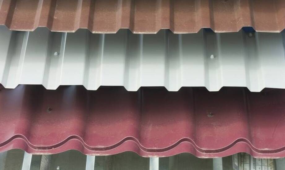 Jak tanie blachy dachowe wpływają na koszty budowy?