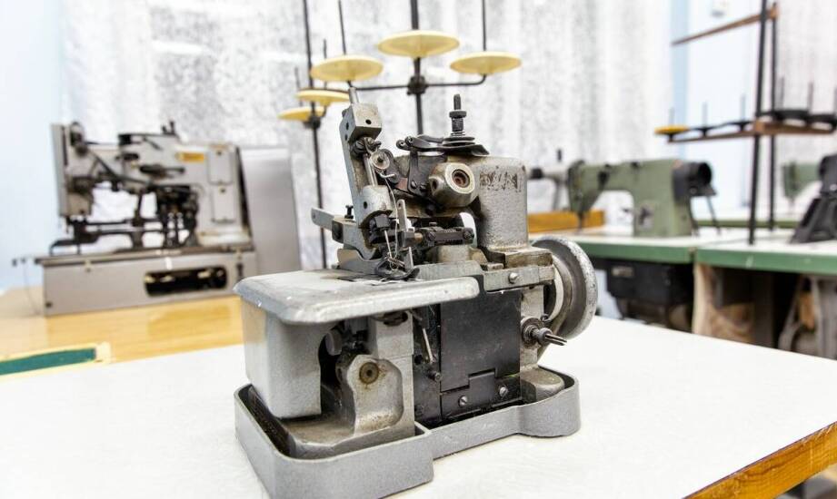 Porównanie stębnówek i owerloków – który typ maszyny wybrać?