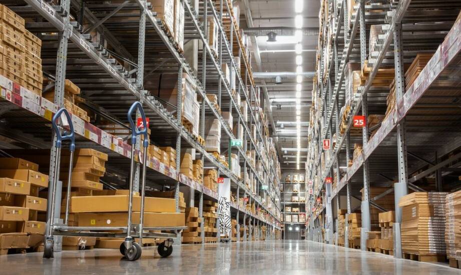 Przewożenie palet w transporcie drogowym – jakie są ograniczenia i możliwości?