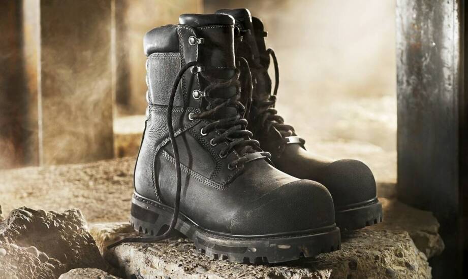 Firmowe buty robocze a ochrona przed chemikaliami – co powinny zapewniać?