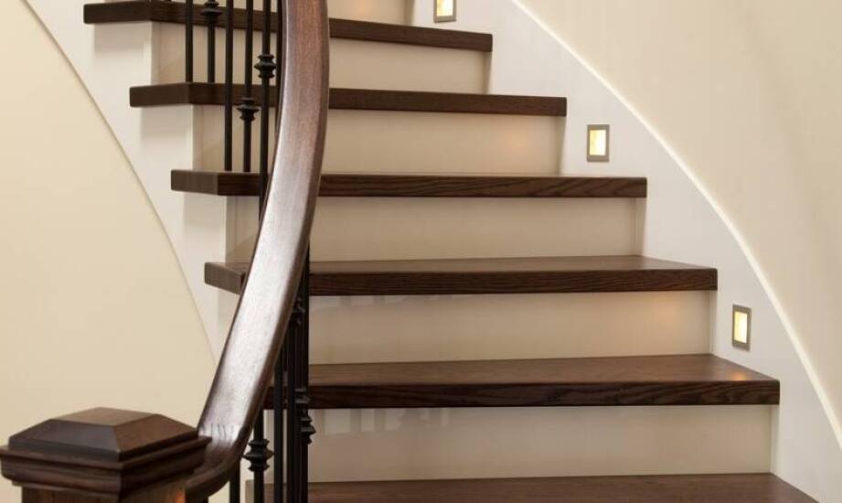 Jakie dodatki architektoniczne można łączyć ze schodami granitowymi?