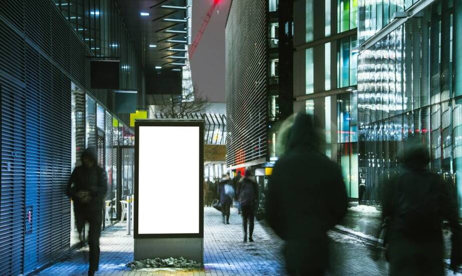 Nowoczesne technologie w reklamie zewnętrznej – zastosowanie na peronach