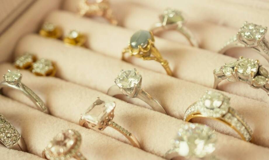 Jak dbać o złote kolczyki romby, aby zachowały swój blask?