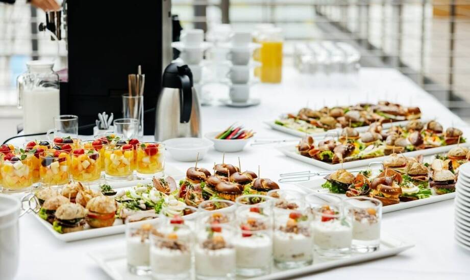 Zalety wynajęcia profesjonalnego drink baru na wesele