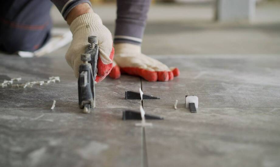 Układanie płytek ceramicznych w łazienkach – kluczowe czynniki sukcesu