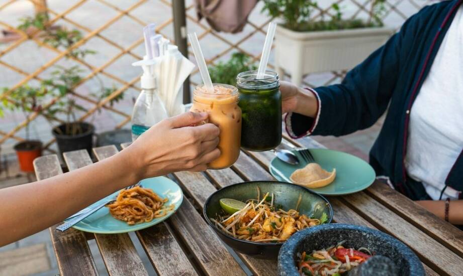Smoothies czy caffe frappe – co wybrać na letnie orzeźwienie?