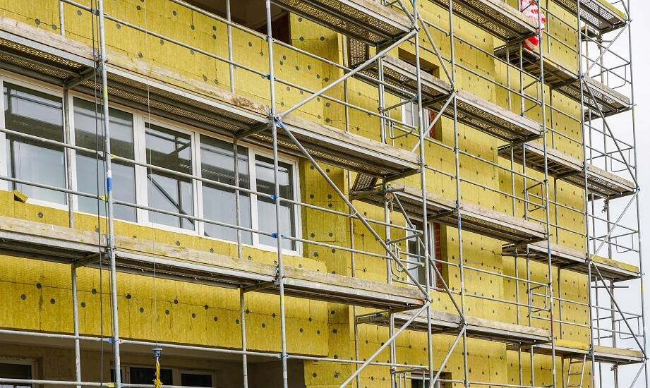 Jak przygotować się do montażu rusztowania na placu budowy?