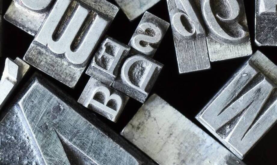 Grawerowanie na aluminium – dlaczego to idealne rozwiązanie dla plakietek z imieniem?