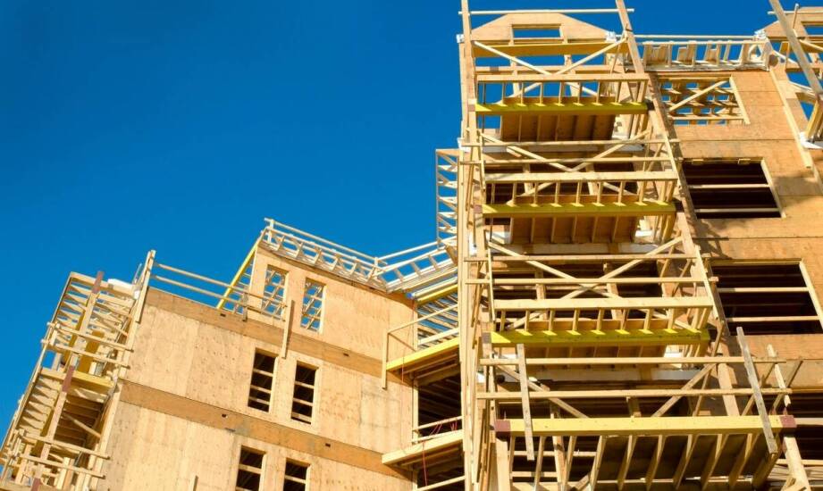 Szybkość realizacji projektów domków drewnianych dzięki prefabrykacji