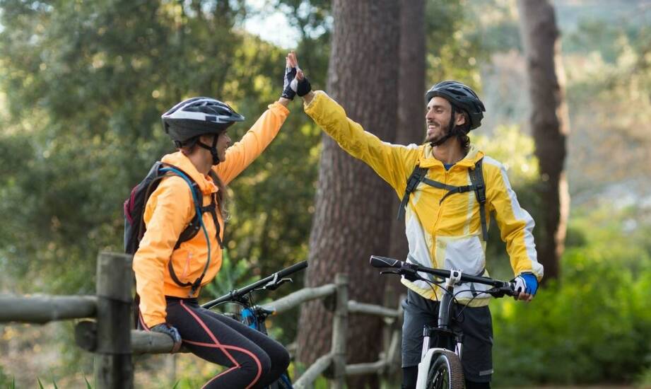 Jak czapka pod kask wpływa na wydajność podczas zawodów rowerowych?