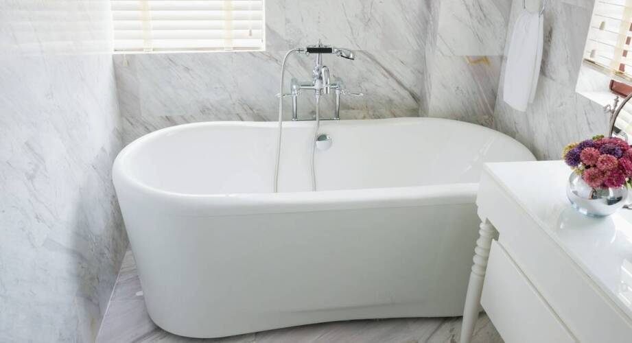 Wie richtet man ein kleines Badezimmer mit einer freistehenden Badewanne ein?