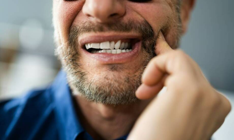 Jakie są objawy, które powinny skłonić do odwiedzenia dentysty?