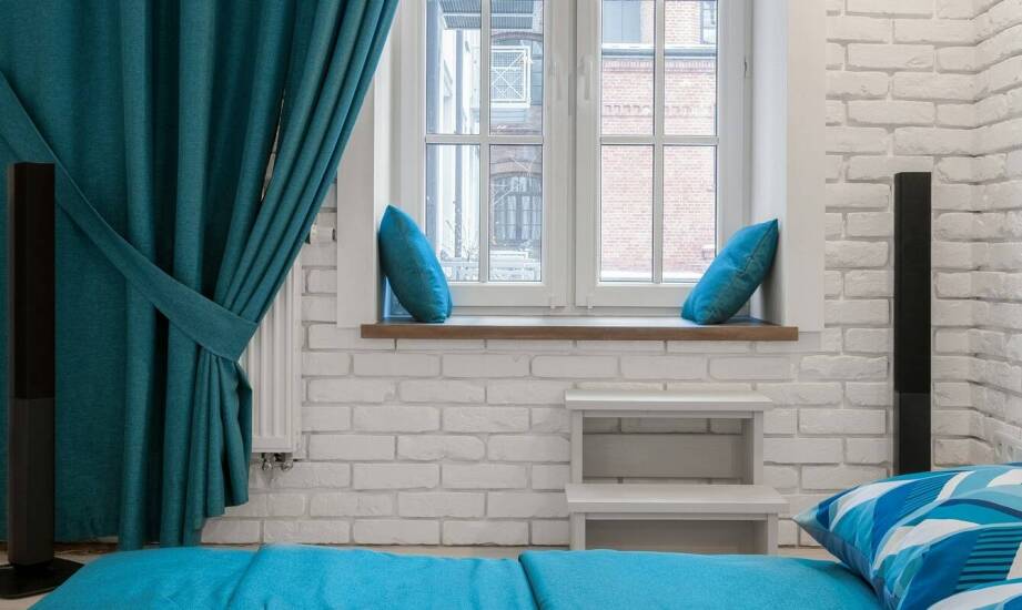 Dlaczego warto wybrać hostel w Warszawie z balkonem i widokiem na ogród?