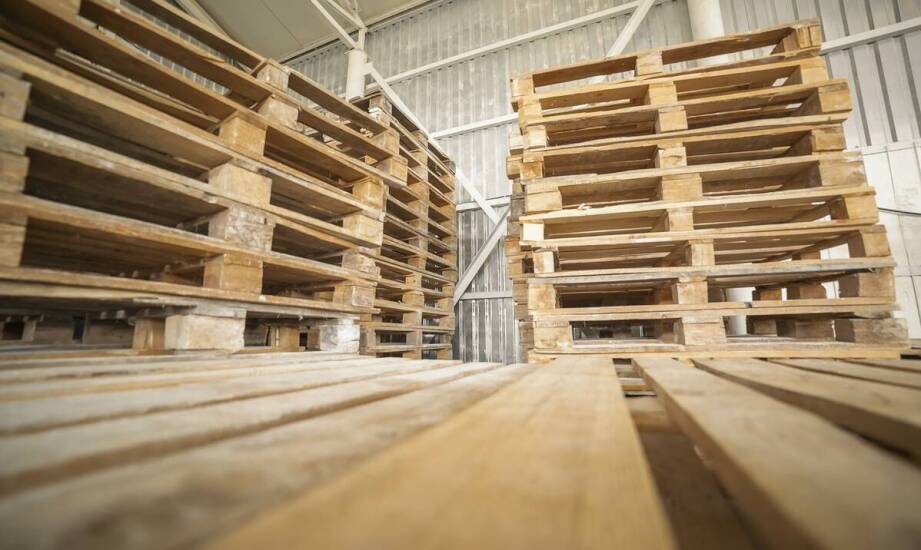 Jakie są kluczowe czynniki wpływające na wybór palet drewnianych w transporcie?