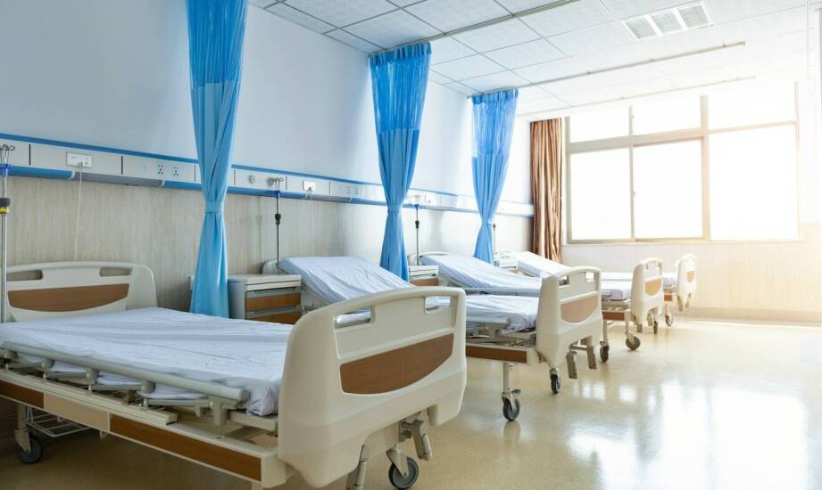 Jakie są różnice między standardowymi a specjalistycznymi łóżkami rehabilitacyjnymi?