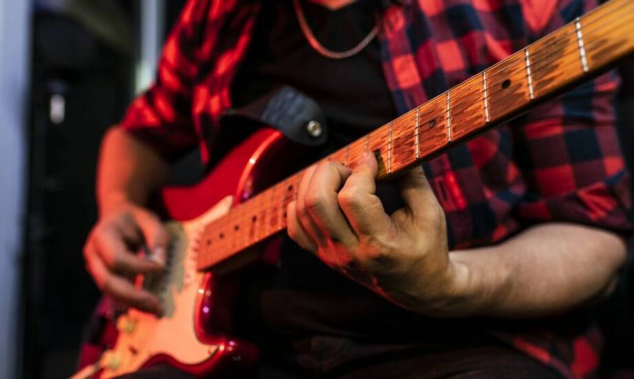 Jak nauka gry na gitarze w szkole muzycznej może rozwijać umiejętności artystyczne?