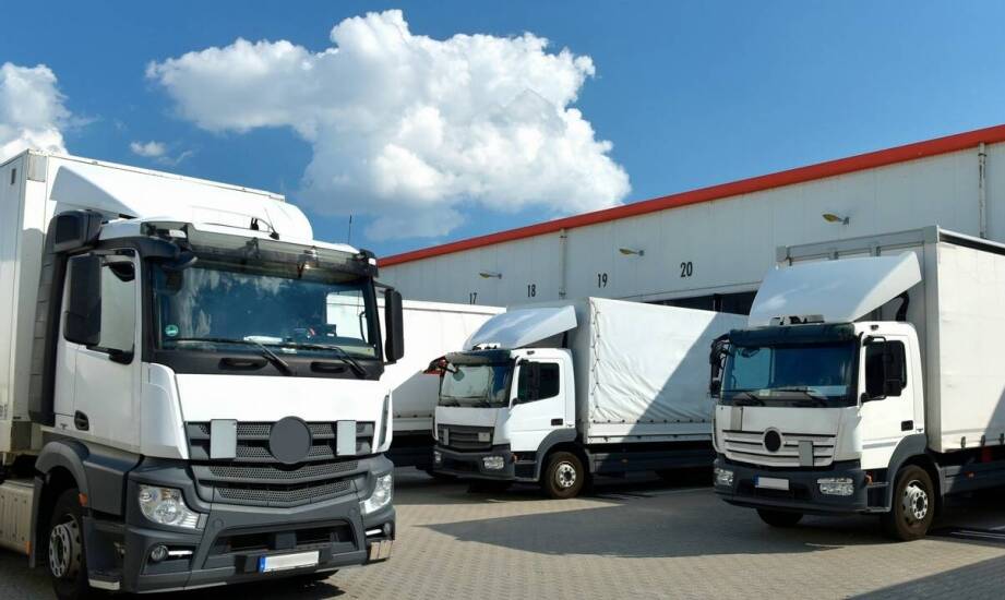 Jakie są różnice w transporcie aut osobowych i dostawczych lawetą?